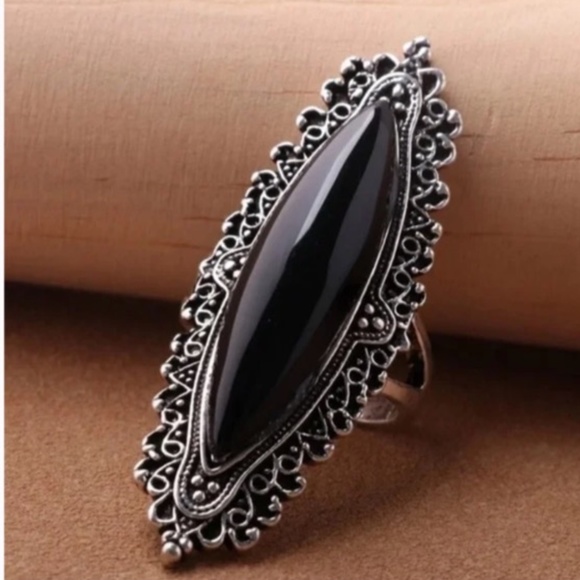 NWT. Antique Style Silver Tone Ring with a Black Stone! - Picture 1 of 3